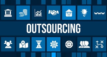 Letras que dice Outsourcing con unas figuras en los lados 