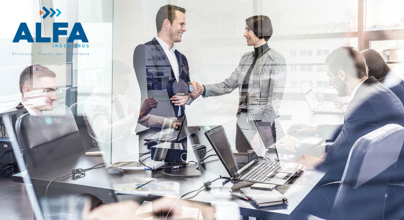 Dos personas dándose la mano en una oficina