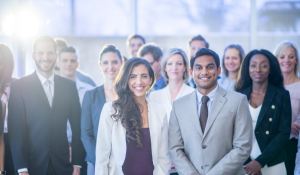 Grupo de personas sonriendo a la cámara